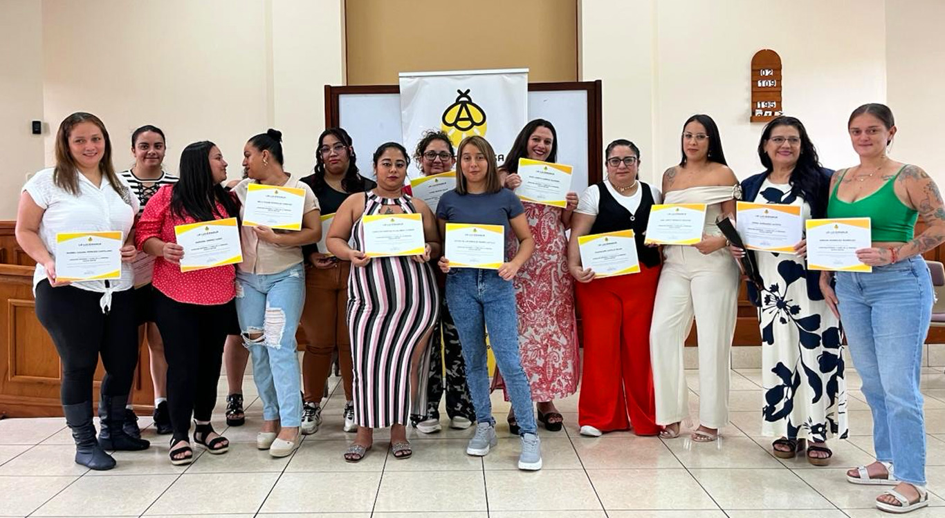 La Luciérnaga gradúa a 35 personas como parte del programa IMAS Impulsa